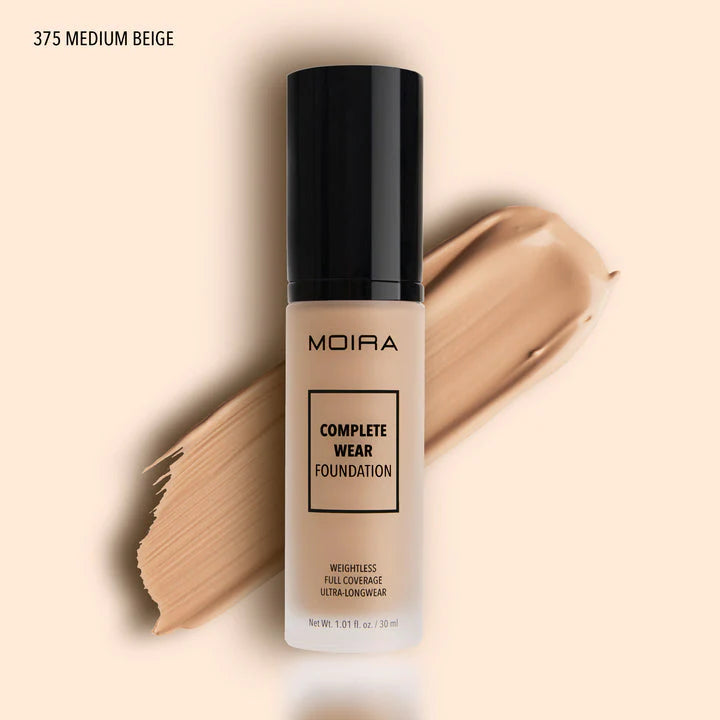Moira 375 Complete Wear Foundation es una base liviana, resistente al agua y de larga duración que deja un tono de piel de apariencia natural con un acabado mate.